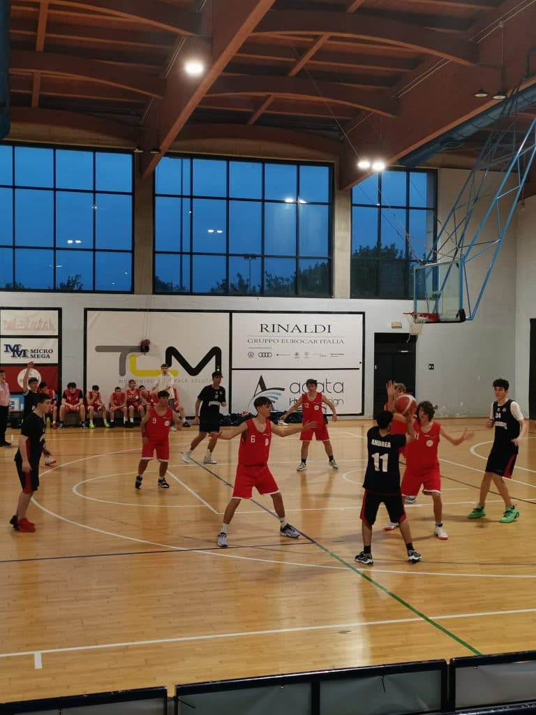 Il basket juniores e il volley U13 si confermano in trasferta, cade il volley u17 in casa