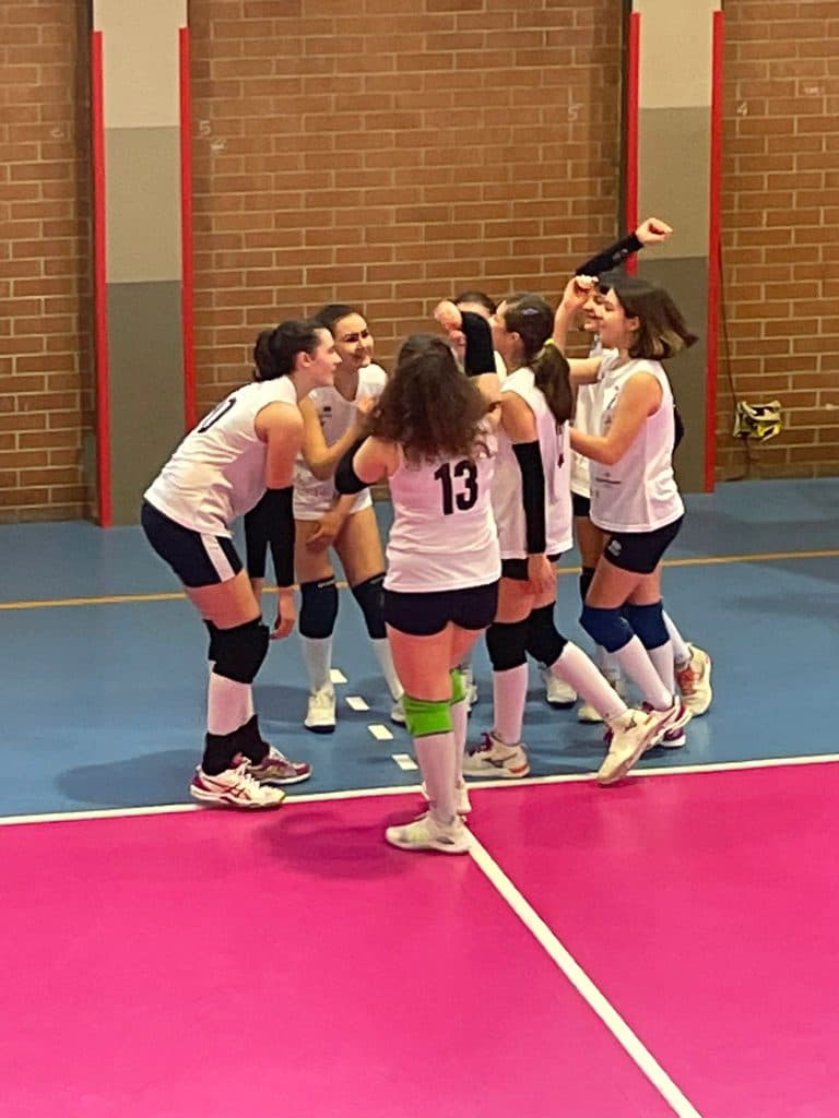 Torna alla vittoria l’under 13 volley, la 17 avanza tra alti e bassi e un’ ottima prestazione del minivolley nel torneo di Trofarello
